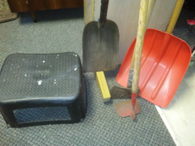 lot 157 image: stool, axe, shovels and hoe - all very good condition.