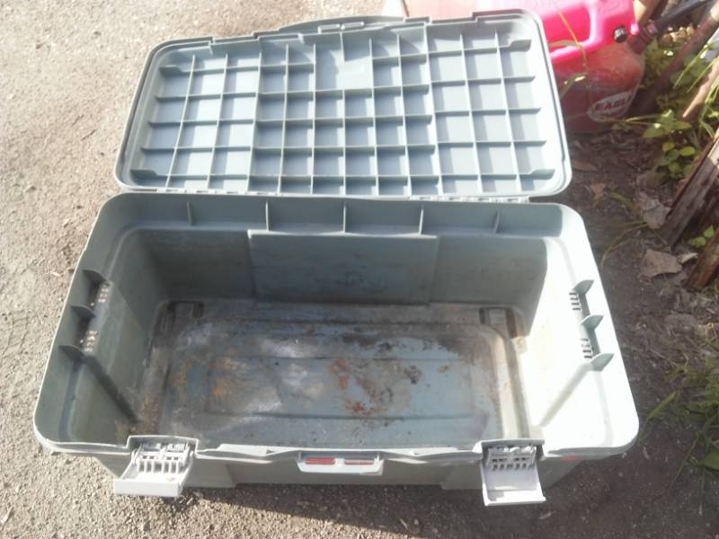 lot 171 image: Rubbermaid exterior storage box.