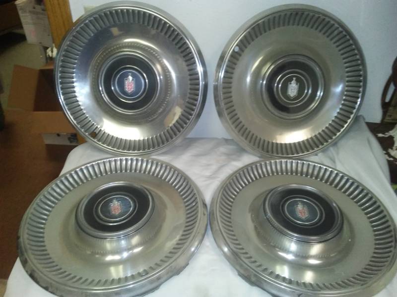lot 180 image: 4 Pontiac hubcaps