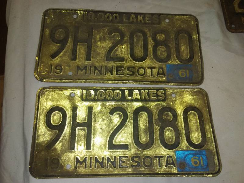 lot 186 image: Minnesota license plate 1961 matched pair.