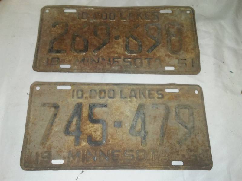 lot 190 image: license plates Minnesota 1951 unmatched pair.