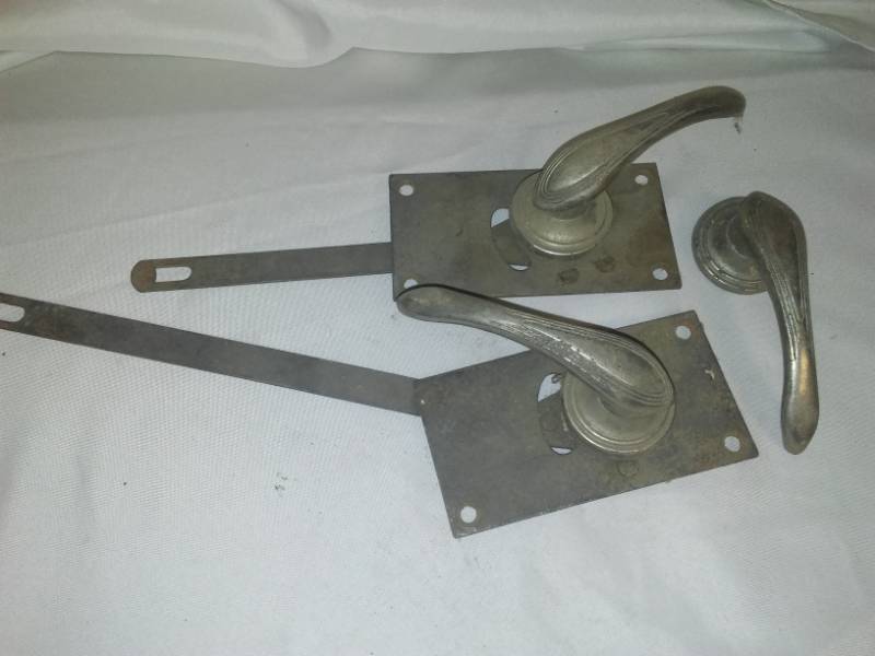 lot 202 image: 3 matching Auto door handles