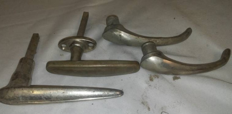 lot 204 image: 4 auto door handles.