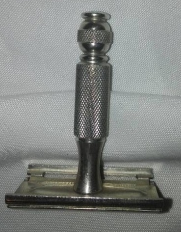 lot 213 image: Gillette travel razor.