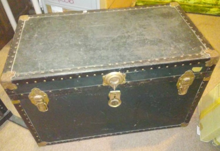 lot 216 image: Vintage trunk -. Very good condition with tray
