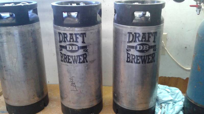 lot 40 image: Lot Of Draft Brewer Canisters, with A C20 Tank, One Canister Leaks, Used