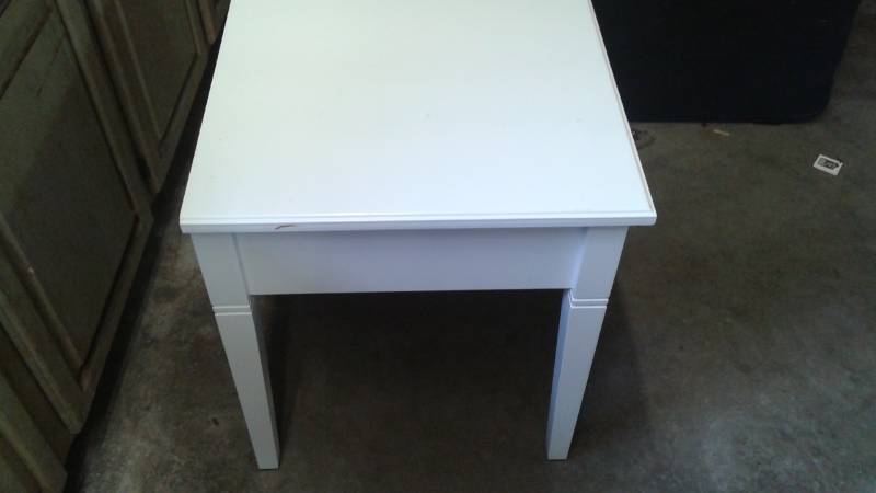 lot 5 image: White End Table, Good Condition, Has A Few Marks