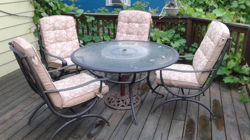 lot 34 image: Outdoor Table Patio Set, Good Condition, One Seat Cushion Has A Tear In The Back, Comes With An Umbrella