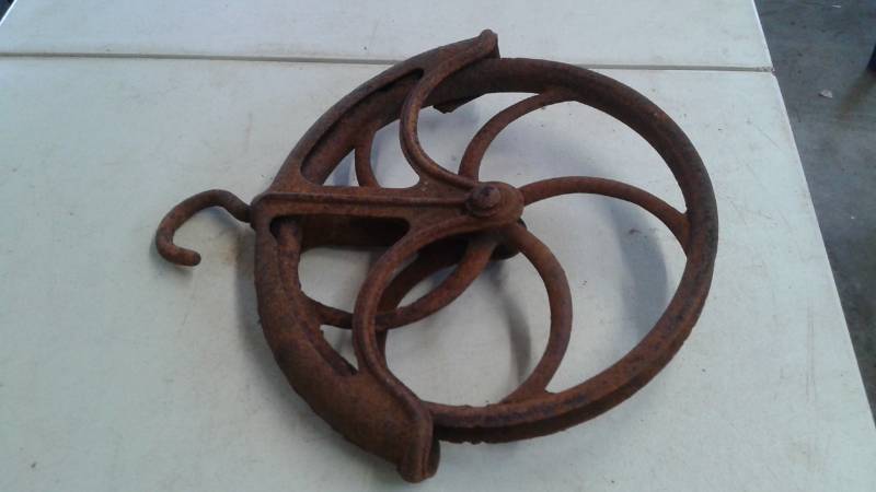 lot 57 image: Vintage Metal Pulley, Rusted
