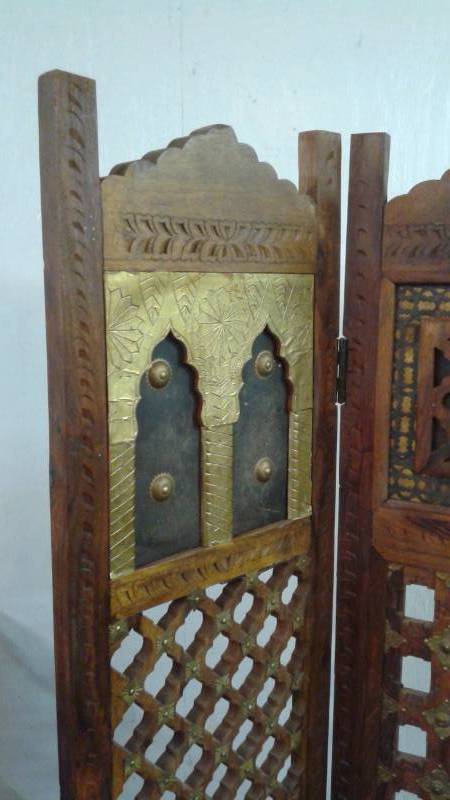 lot 1 image: Handcrafted Solid Wood Three Panel Partition, Very Good Condition