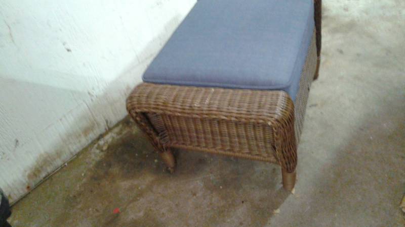 lot 8 image: Outdoor Patio Ottoman Footrest, Good Condition
