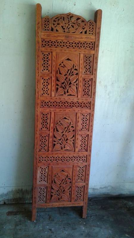 lot 2 image: Another Solid Wood, Handcrafted Partition , Very Good Condition