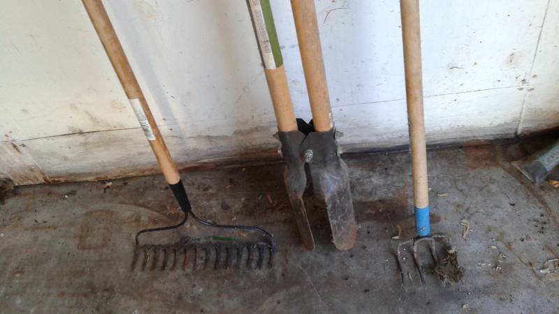 lot 113 image: Lot Of Yard Tools