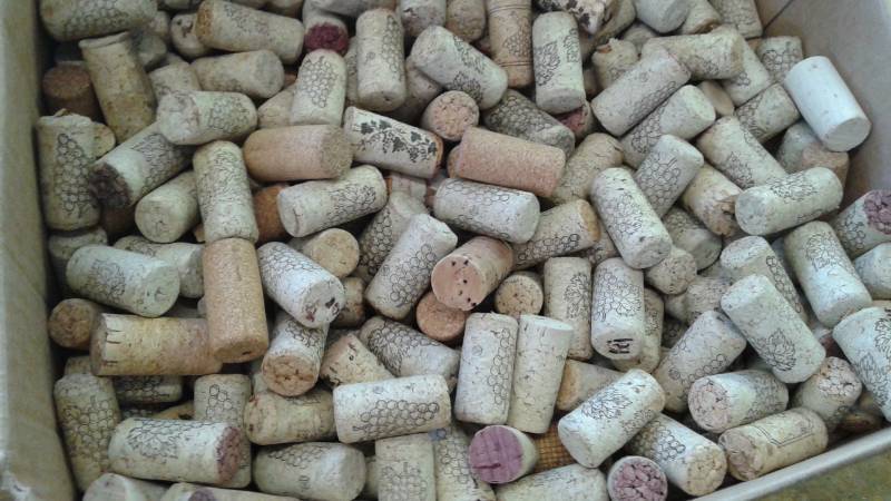 lot 104 image: Box Filled Hundreds Of Wine Bottle Corks