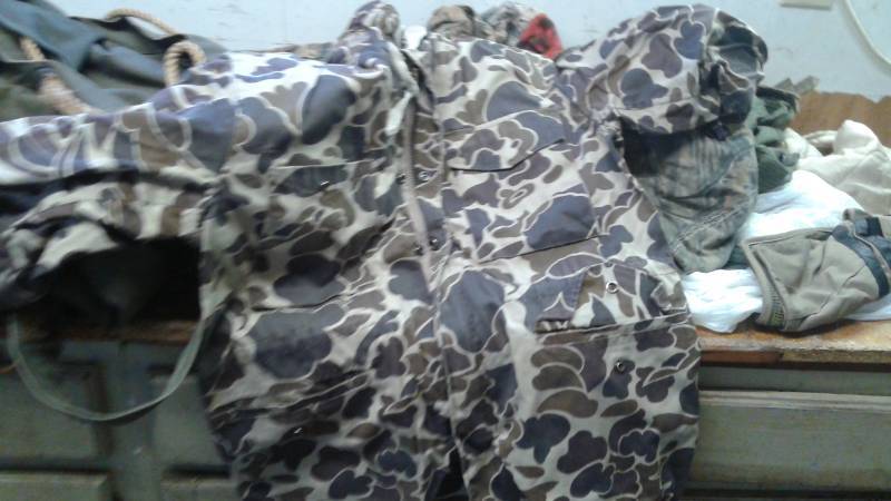 lot 125 image: Army Bag with Some Hunt Clothes and Army Camouflage Clothes, Used, Some Wear