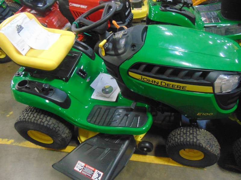 lot 486 image: John Deere E100 42 in. 17.5 HP Gas Automatic Lawn Tractor BG21068