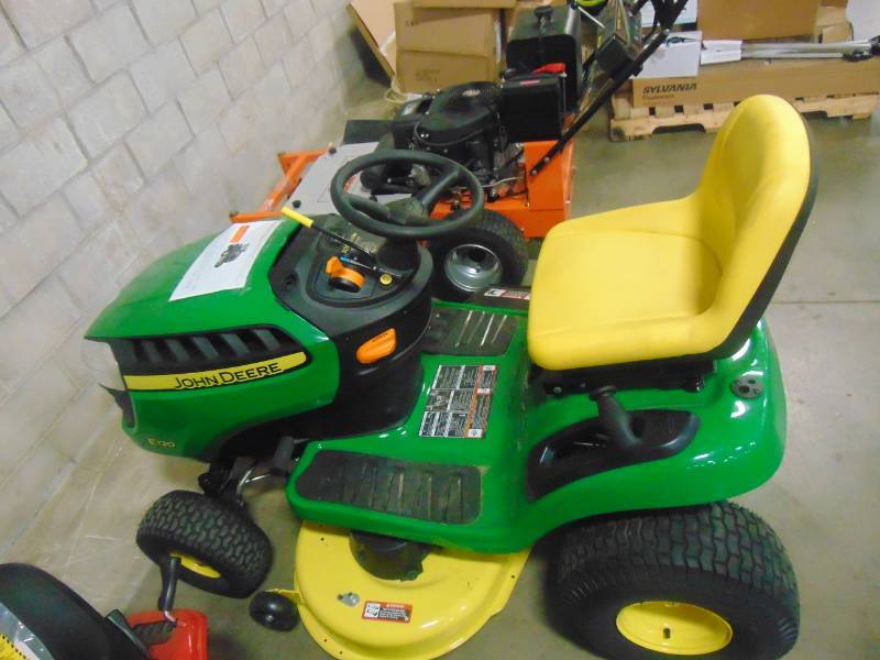 lot 489 image: John Deere E120 42 in. 20 HP V-Twin Gas Hydrostatic Lawn Tractor BG21069