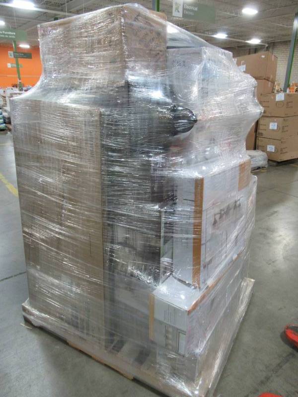 lot 33 image: WHOLESALE MIXED PALLET OF RETURNS - LIGHTING