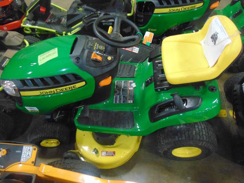 lot 498 image: John Deere E100 42 in. 17.5 HP Gas Automatic Lawn Tractor BG21068