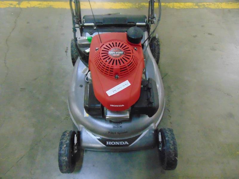 lot 516 image: Honda 21 in. Steel Deck Electric Start Gas Walk Behind Self Propelled Mower with Clip Director HRR216VLA