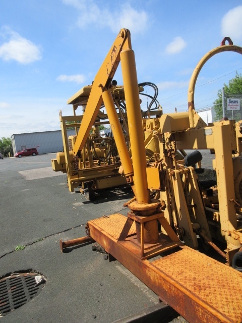 FLAT BED LIFT WITH OUTRIGGERS