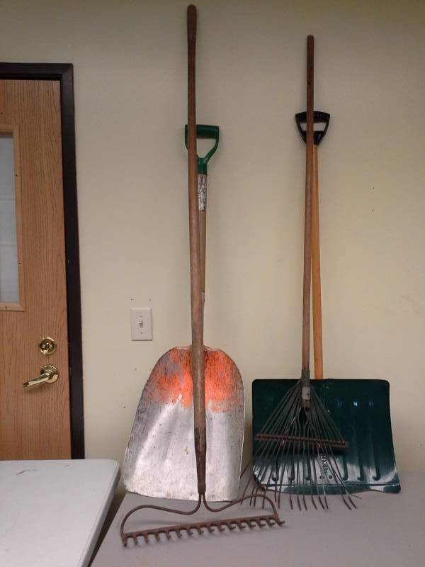 lot 228 image: Lot of (4) Shovel, Snow Shovel, Leaf Rake, Garden Metal Tooth Rake