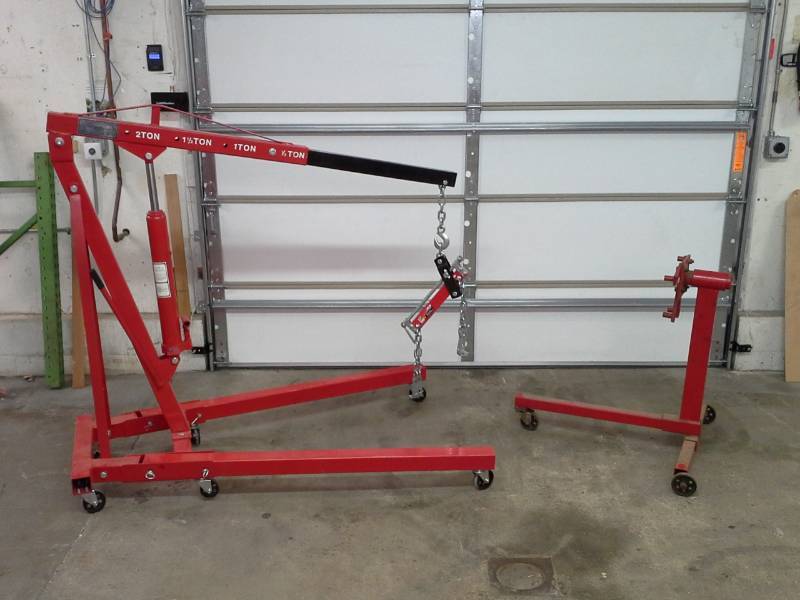 lot 231 image: 2-Ton Folding Engine Hoist with 8-ton Long Ram Jack and Heavy Duty 750 lb. Capacity Engine Stand