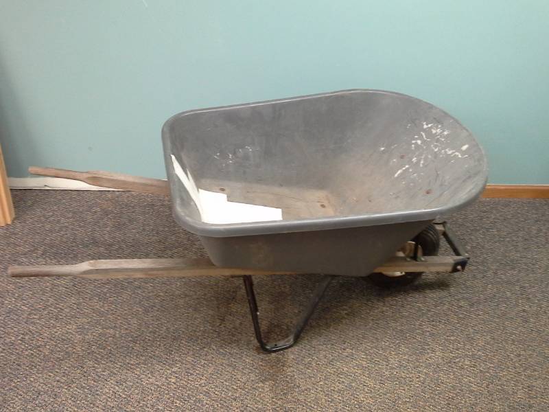lot 240 image: True Temper Metal Wheelbarrow with Rubber Tire