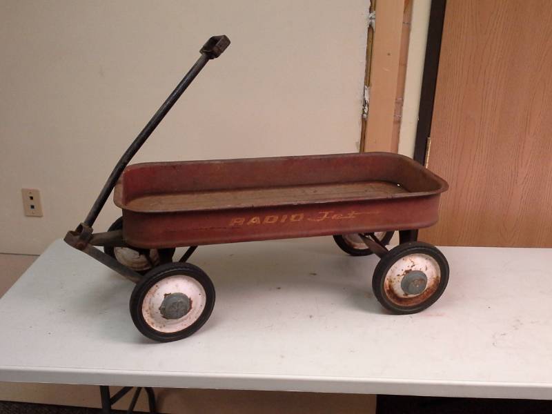 lot 258 image: Radio Jet Red Pull Wagon