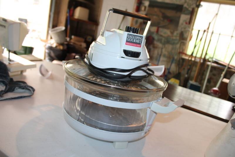 lot 68 image: Galloping Gourmet Perfection-aire Convection Oven