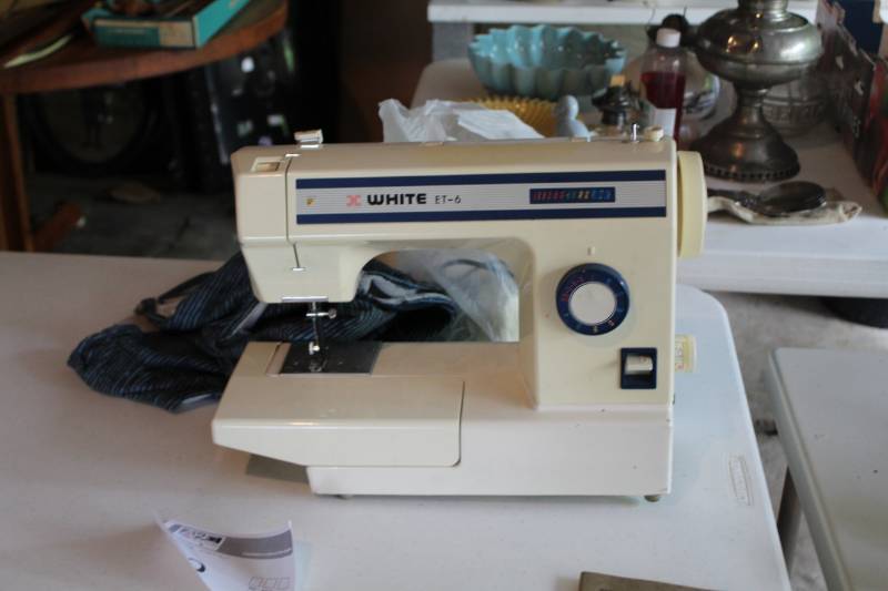 lot 69 image: White ET-6 Sewing Machine with Accessories