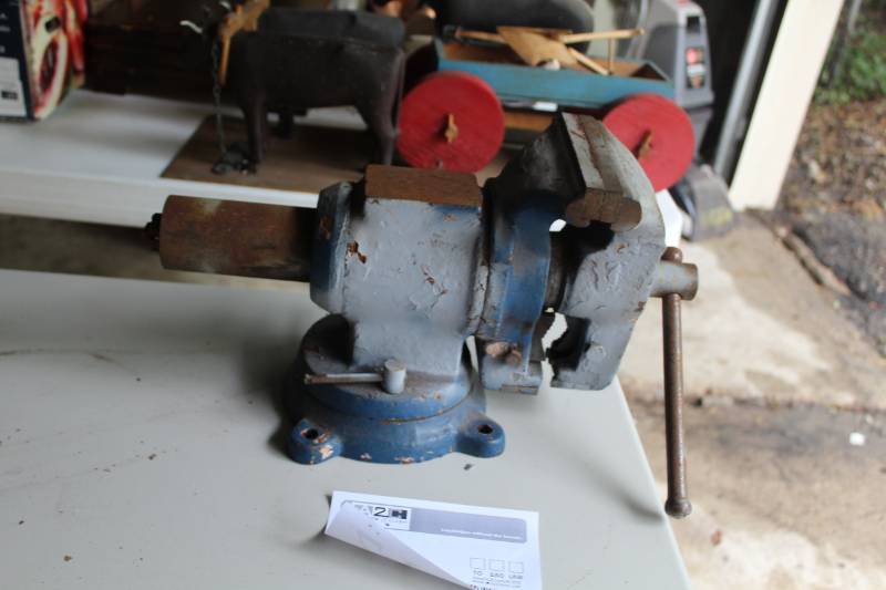 lot 24 image: Bench Vise