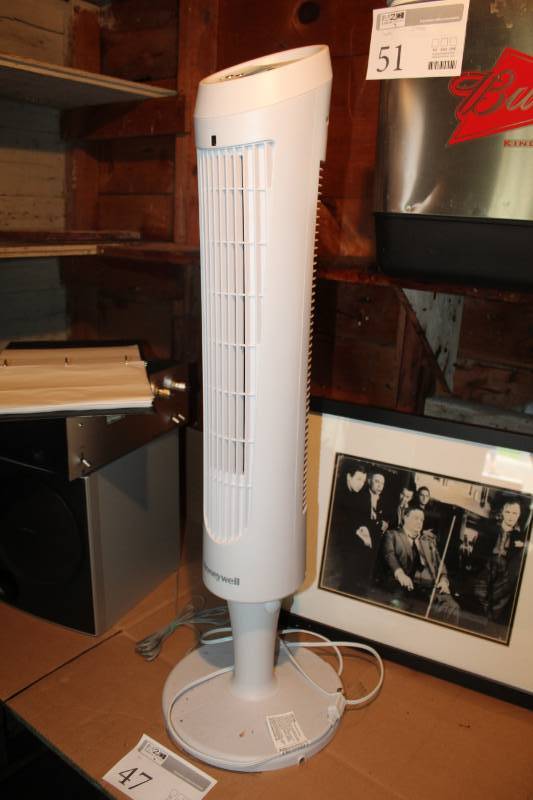 lot 47 image: Honeywell Quiet Set Table Fan