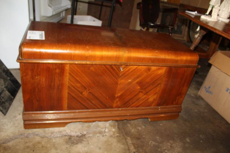lot 63 image: Locking Wood Chest with Key