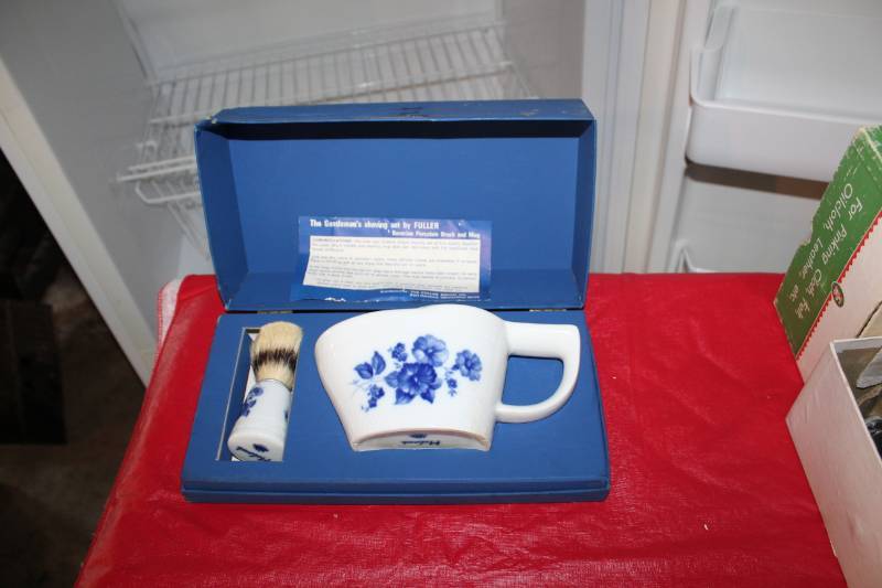 lot 86 image: Fuller Gentlemans Shaving Set with Bavarian Porcelain Brush and Mug