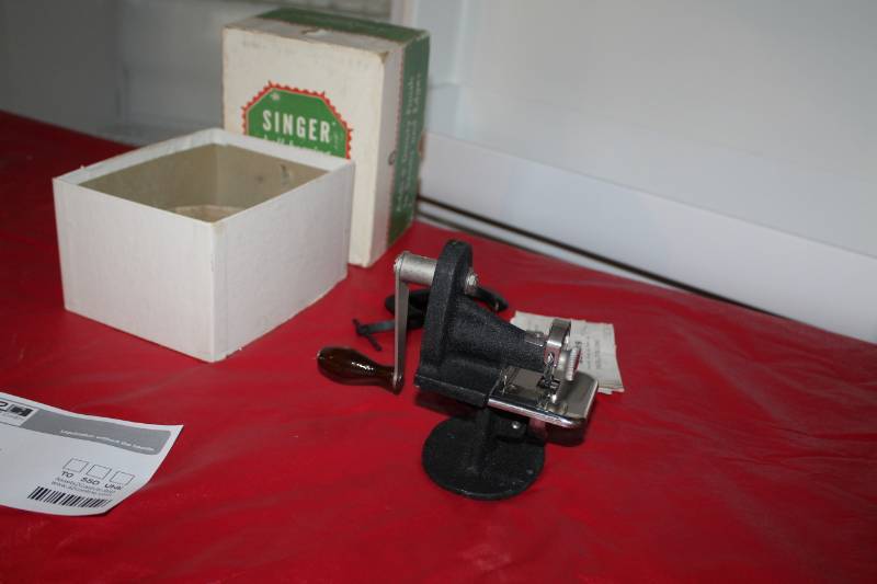 lot 85 image: Singer Hand Operated Pinking Machine No. 121379 with Instructions
