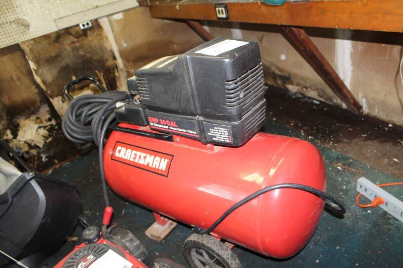 lot 3 image: Craftsman 30-Gallon Air Compressor