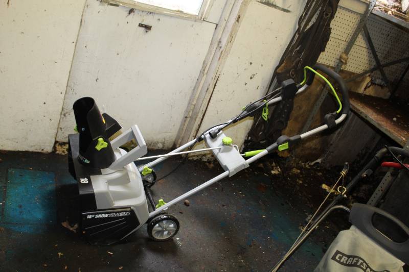 lot 2 image: 18in. Electric Snowthrower
