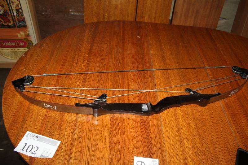 lot 102 image: Bear Archery Whitetail Hunter Archery Bow AMO Compound 39in. String