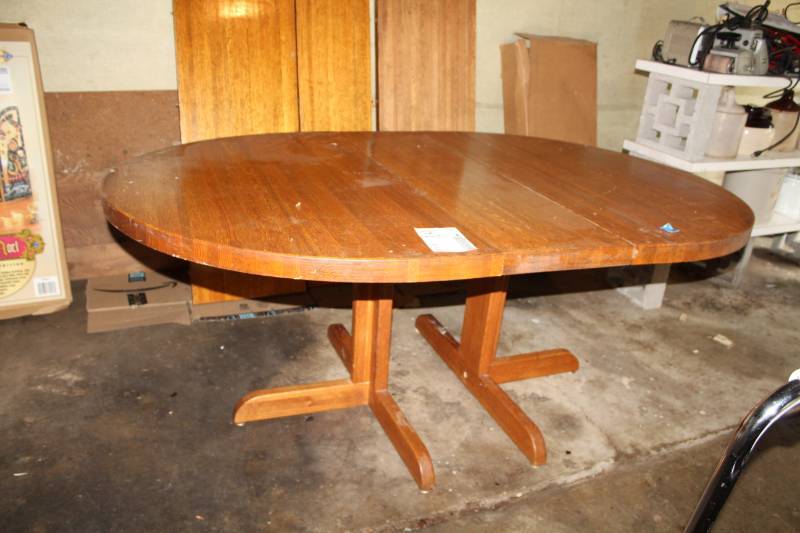 lot 61 image: Wood Oval Dining Table with 3-Leafs