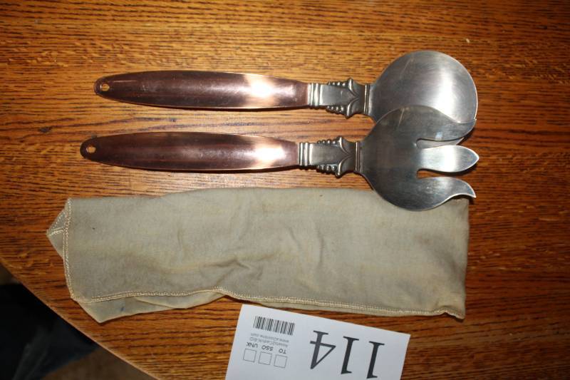 lot 114 image: Lot of (2) Metal Salad Serving Fork and Spoon