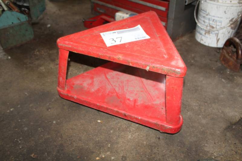 lot 37 image: Triangle Rolling Shop Stool