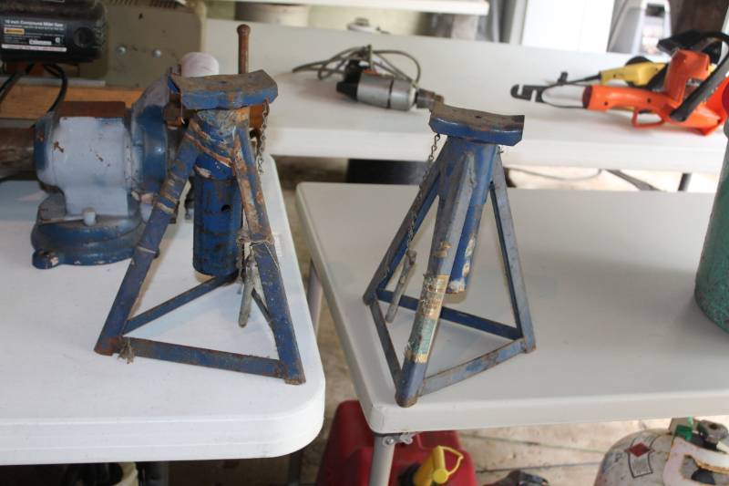 lot 29 image: 2-ton Jack Stands
