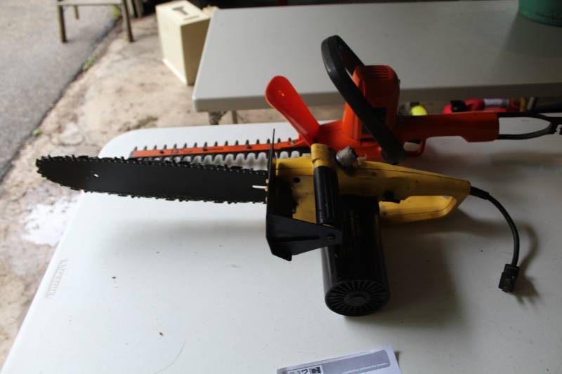lot 10 image: Desa EL-1 Electric Chain Saw, 13in. Cut Electric Hedge Trimmer