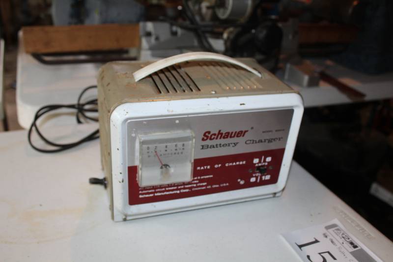 lot 15 image: Schauer B6612 Battery Charger