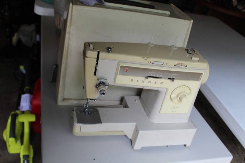 lot 127 image: Singer Stylist 533 Sewing Machine