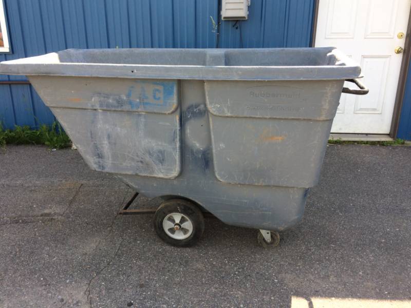 lot 9 image: Rolling Plastic Dumpster