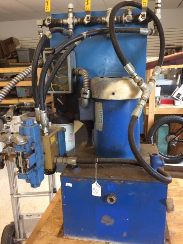 lot 15 image: Hydraulic Lift
