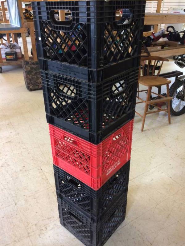 lot 19 image: 5 Plastic Milk Crates