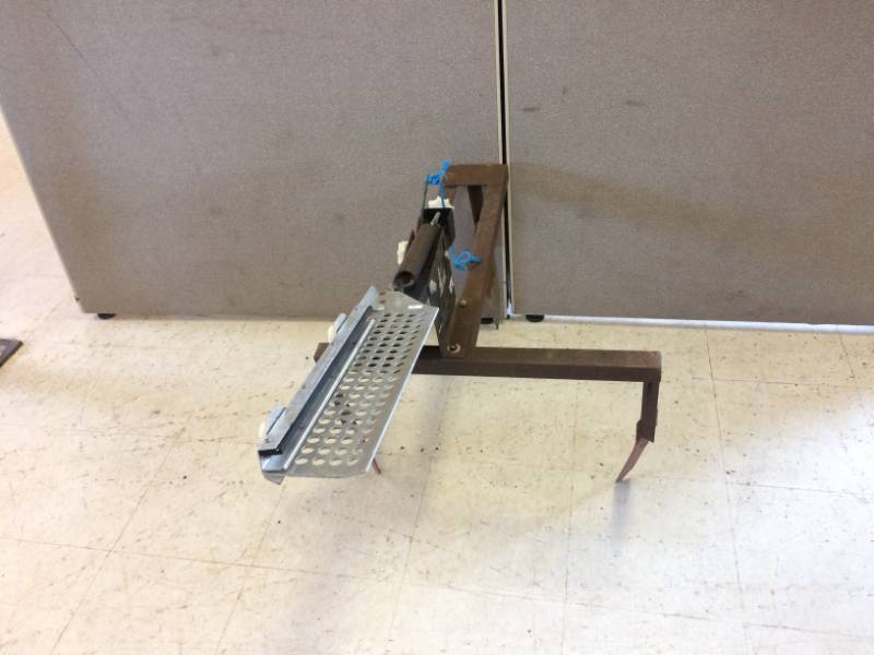 lot 37 image: Clay Pigeon Thrower